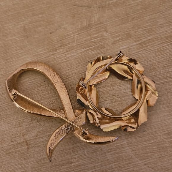 Bundle of two brooches- Crown Trifari - Picture 2 of 3